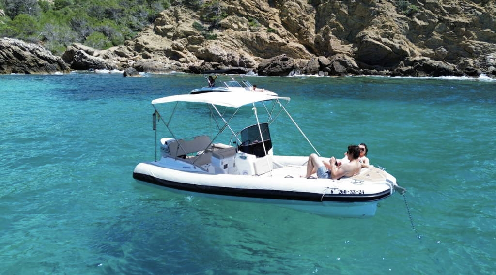 La semirígida de nuestra flota que redefine la elegancia y la comodidad en el mundo del alquiler de embarcaciones. Diseñada con precisión y equipada con lo último en tecnología marina, esta embarcación ofrece una experiencia única en la costa de Mallorca.